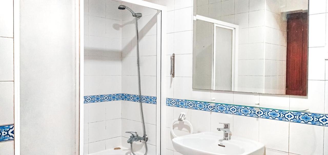 Room For Men in Malaga Center, Window to Road, Apartment Homestay - Habitación para hombres, Ventanas a la careterra, Alojamiento en Apartamento Exterior foto